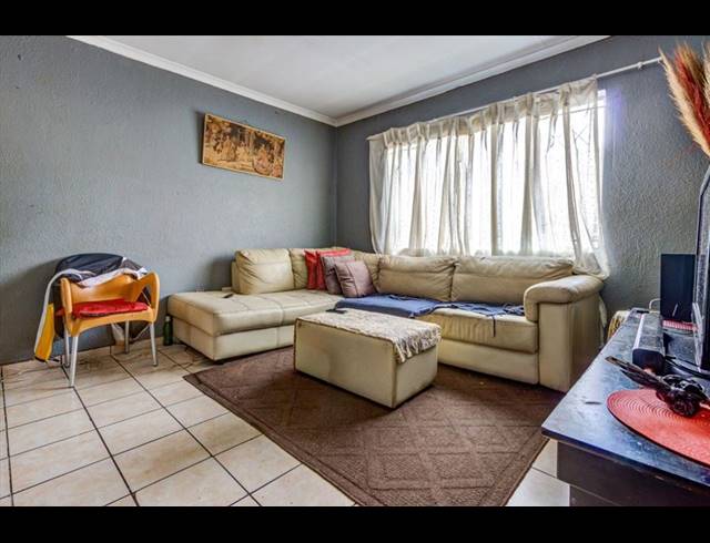 2 BEDROOM FLAT FOR SALE IN KEMPTON PARK CENTRAL